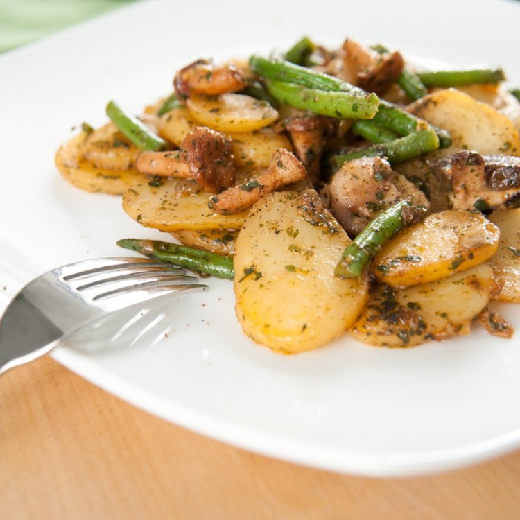 0572a470ac4f6bbc615fc2de56073d01_w750_h750 بطاطس محمرة مع الفاصوليا الخضراء والأعشاب