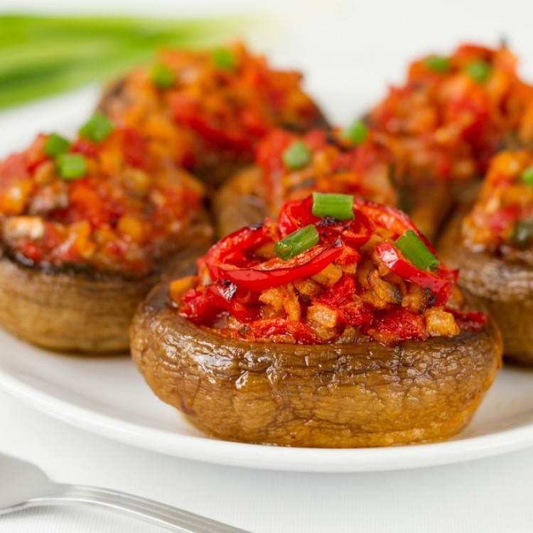 فطر مشوي محشو بالطماطم