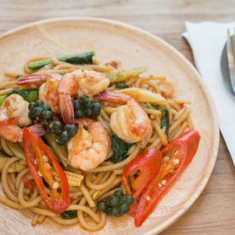 نودلز بالروبيان والخضار للرجيم