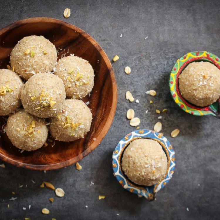 كرات جوز الهند بالفستق الحلبي بثلاث مكونات