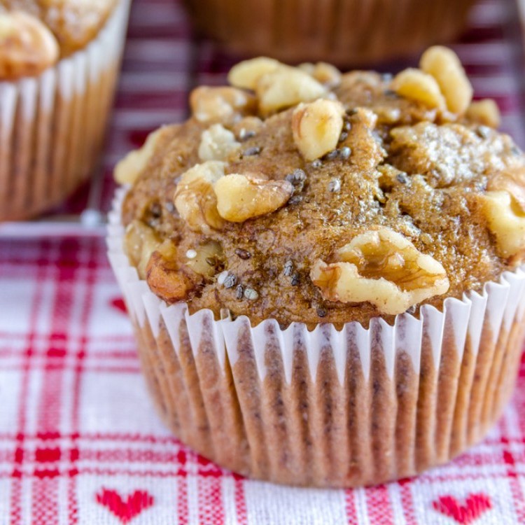 مافن الموز بالسكر البني والمكسرات