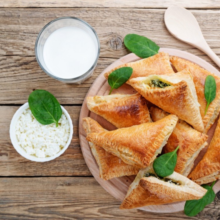 1607a35af2f9dc2ded6cacf4f95f256f_w750_h750 فطائر الجبن بالبف بيستري لفطور شهي