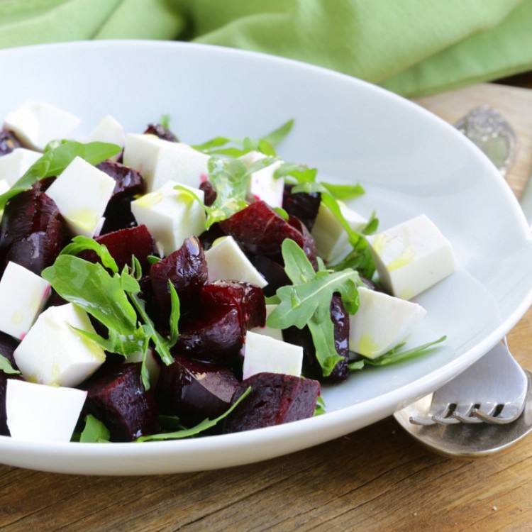 سلطة الشمندر بجبن الحلوم