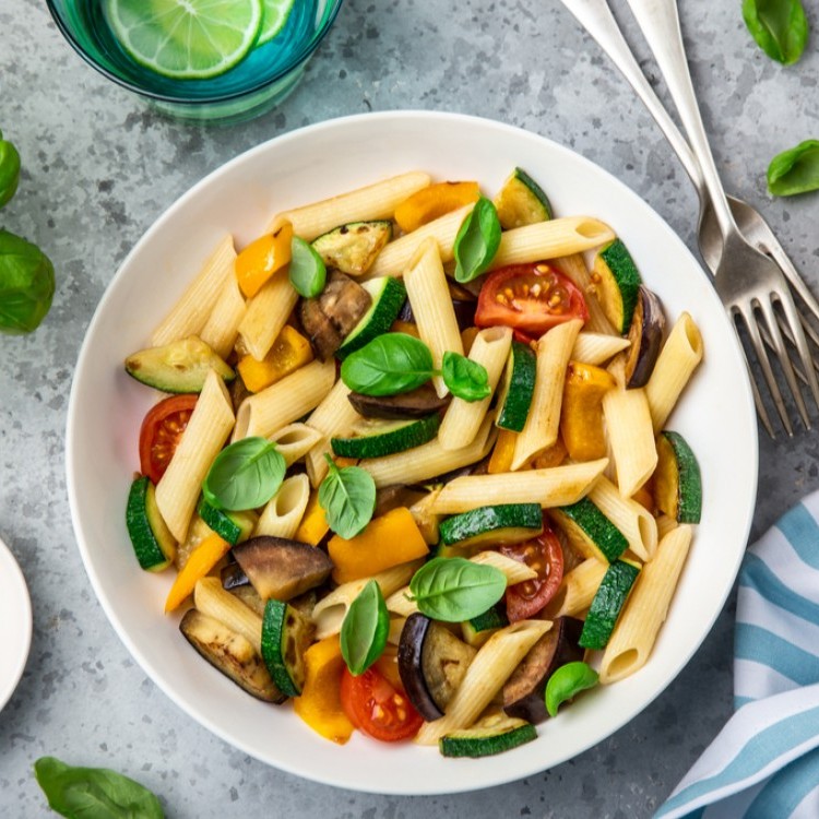 سلطة المكرونة بالخضار المشوية