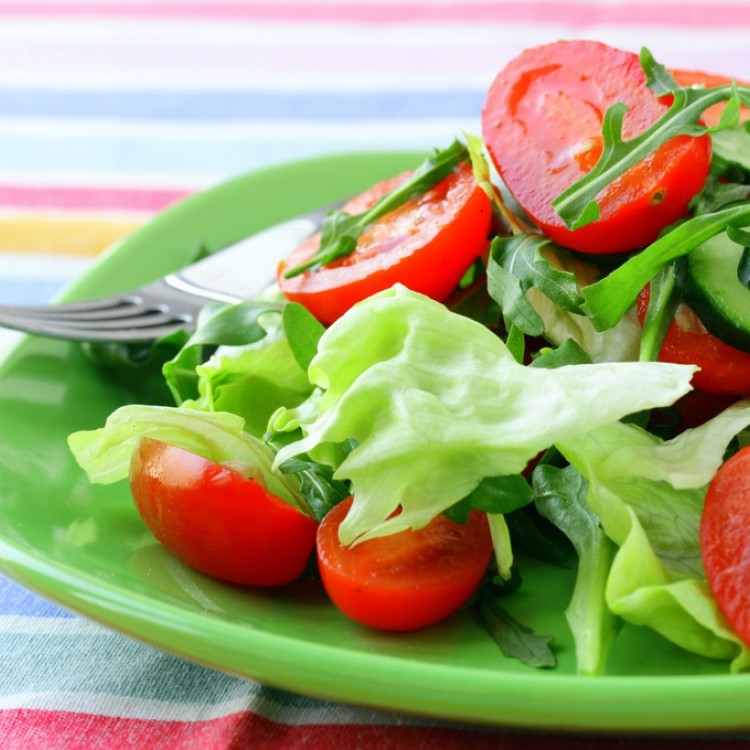 سلطة الخس بالجرجير والطماطم