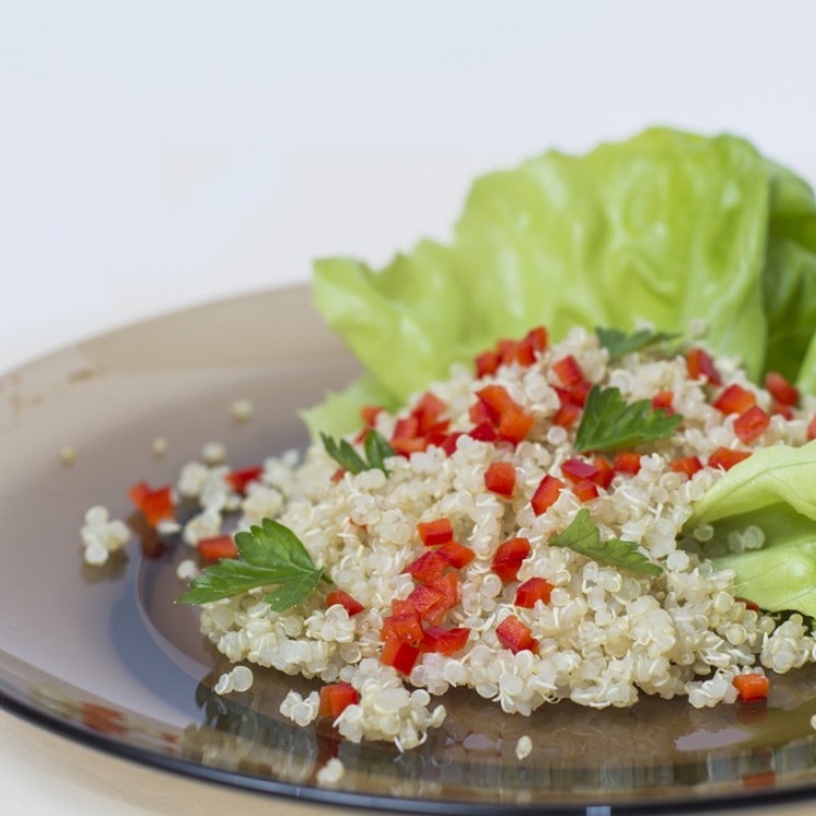 سلطة الكينوا بالخس