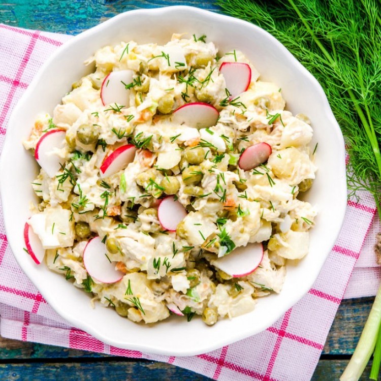 سلطة البطاطس مع الفجل والبصل الأخضر