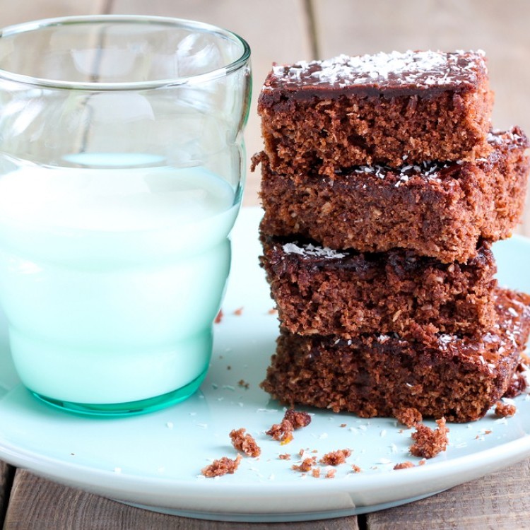 2112882aaa7a38b31a1a26ea64e3206a_w750_h750 كيكة جوز الهند بالشوكولاتة