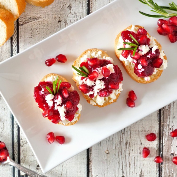 297c84cd80df2376f0b377811f6d6451_w750_h750 بروشكيتا جبن الفيتا بالرمان بثلاث مكونات فقط