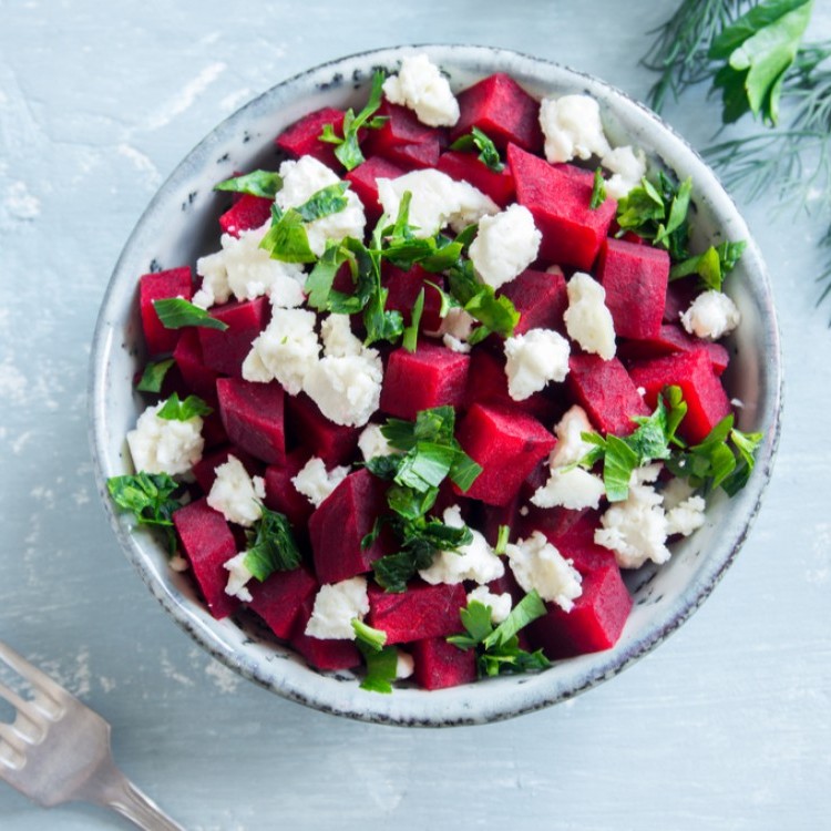 سلطة الشمندر مع جبن الفيتا والبقدونس