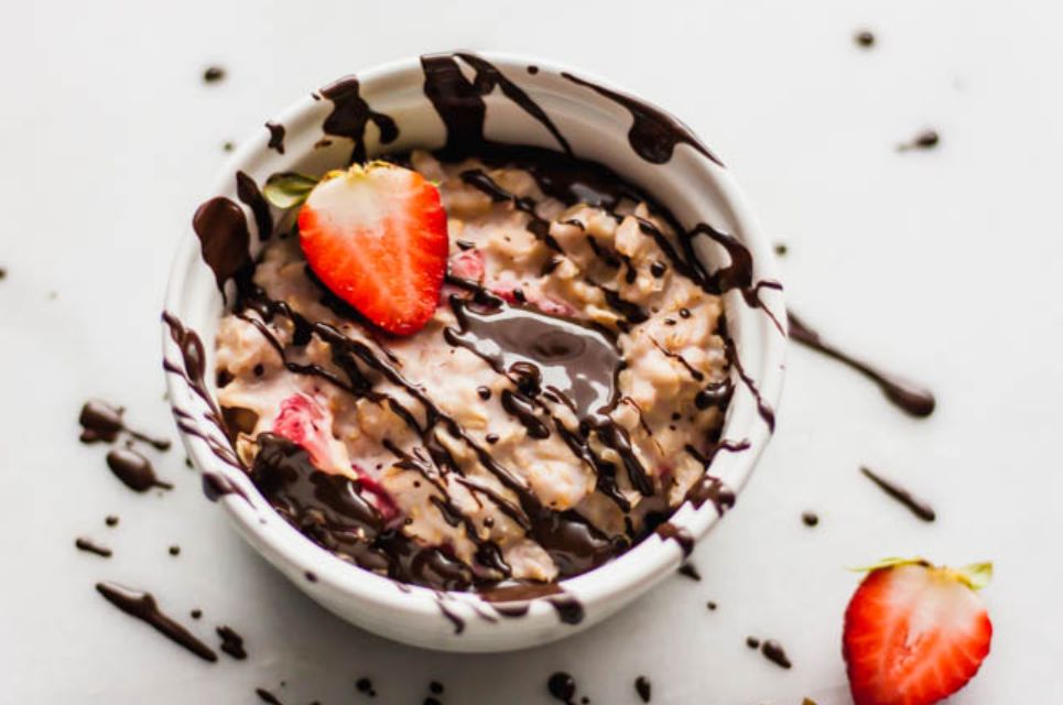 3-e28093-d8a7d984d8b4d988d983d988d984d8a7-d8a7d984d8afd8a7d983d986d8a9-d985d8b9-d8a7d984d981d8b1d8a7d988d984d8a9-d988d8a7d984d8b4d988d981d8a7d986 وصفات شوفان للرجيم 3 – الشوكولا الداكنة مع الفراولة والشوفان