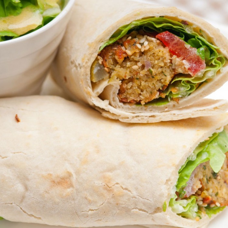 ساندويشات الحمص بالفلافل بالخضار