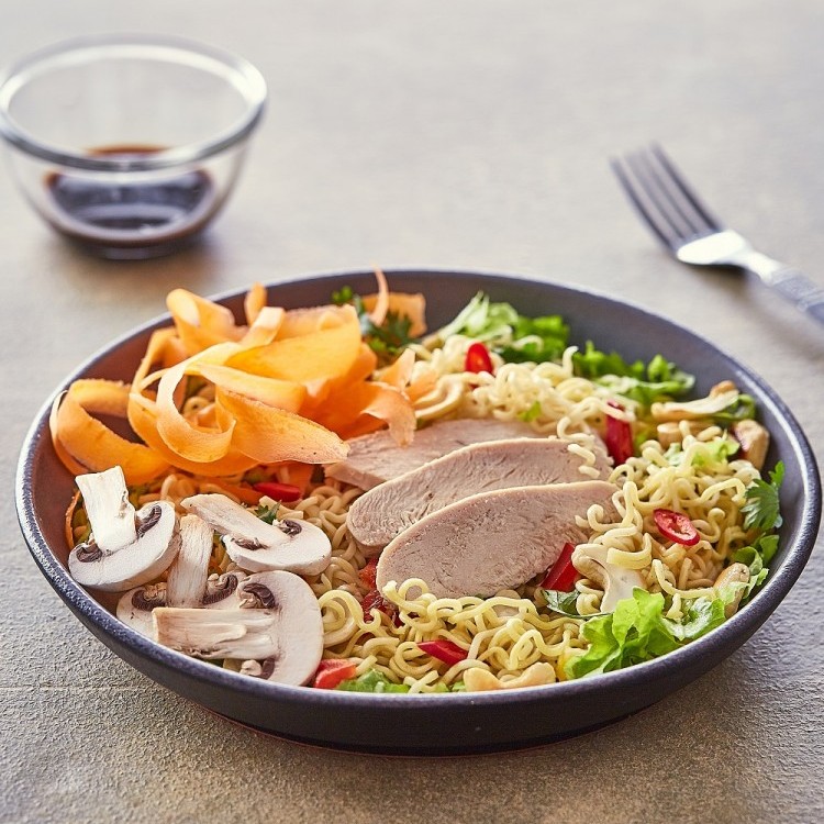 سلطة الدجاج مع النودلز