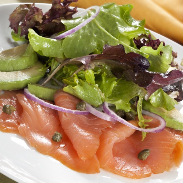 سلطة السلمون والأفوكادو