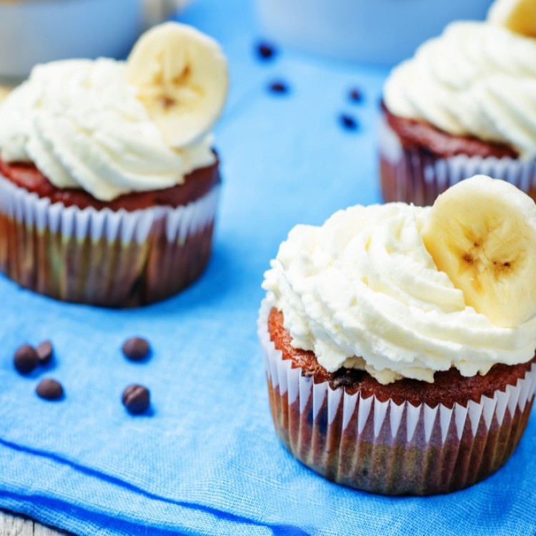 كب كيك الموز بتغليفة الجبن الكريمي