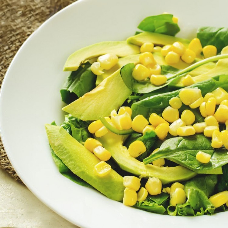سلطة السبانخ مع الذرة والأفوكادو