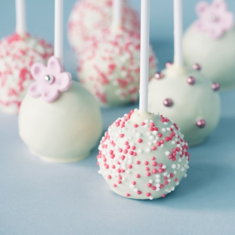 كرات كيك الفانيلا بالشوكولاتة البيضاء بالصور والخطوات