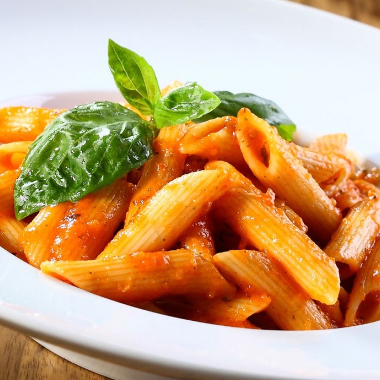 مكرونة محمرة بالبصل والصلصة للرجيم