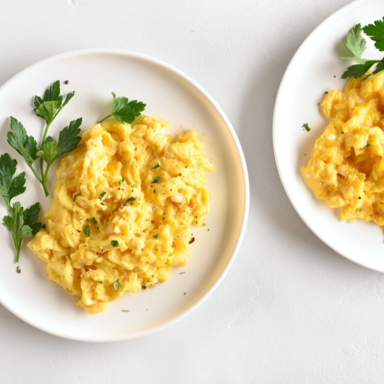 بيض مخفوق مع الأعشاب للفطور