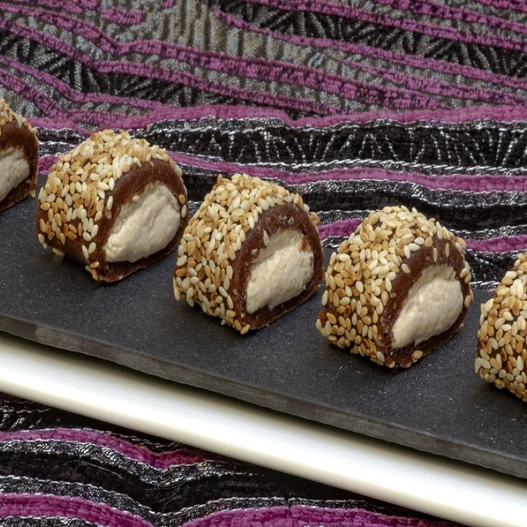 حلى التمر بالحلاوة الطحينية