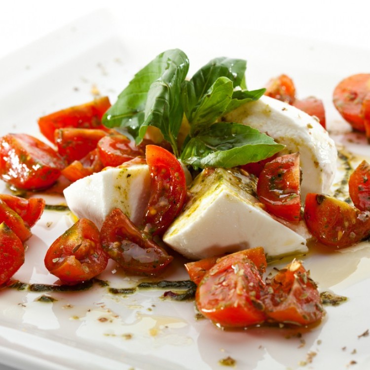 56084e922c604857fc1f817fbb9a8af1_w750_h750 سلطة جبن الموزريلا والطماطم بالريحان