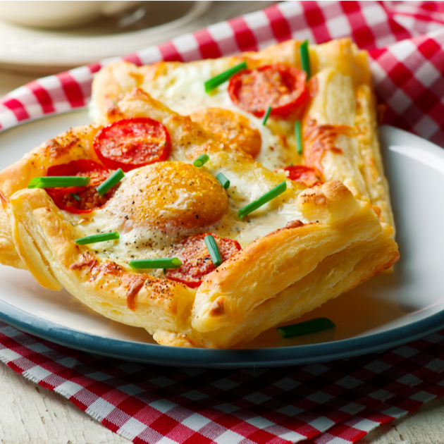 فطائر البف باستري بالبيض والجبن للفطور