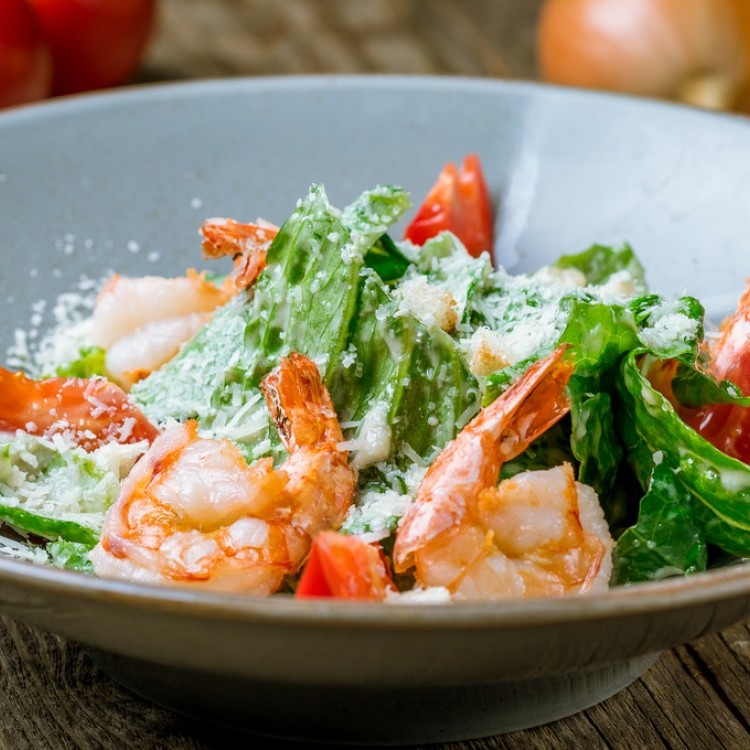 5935efae6bea555a90a93fd0aad98163_w750_h750 سلطة السيزر بالروبيان المحمر