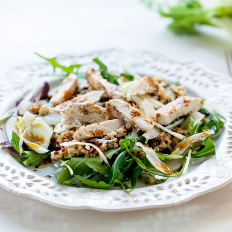 سلطة الكينوا بالدجاج والسبانخ