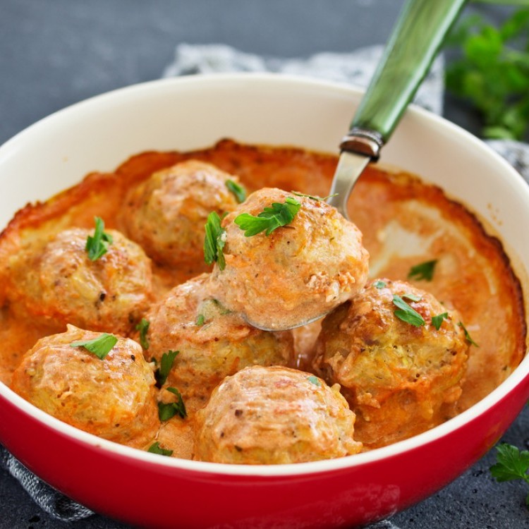 كرات اللحم بالكريمة والطماطم