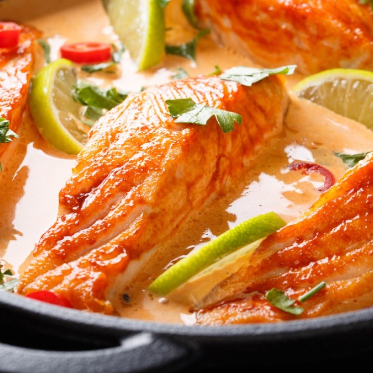 سلمون مشوي بالكريمة والليمون