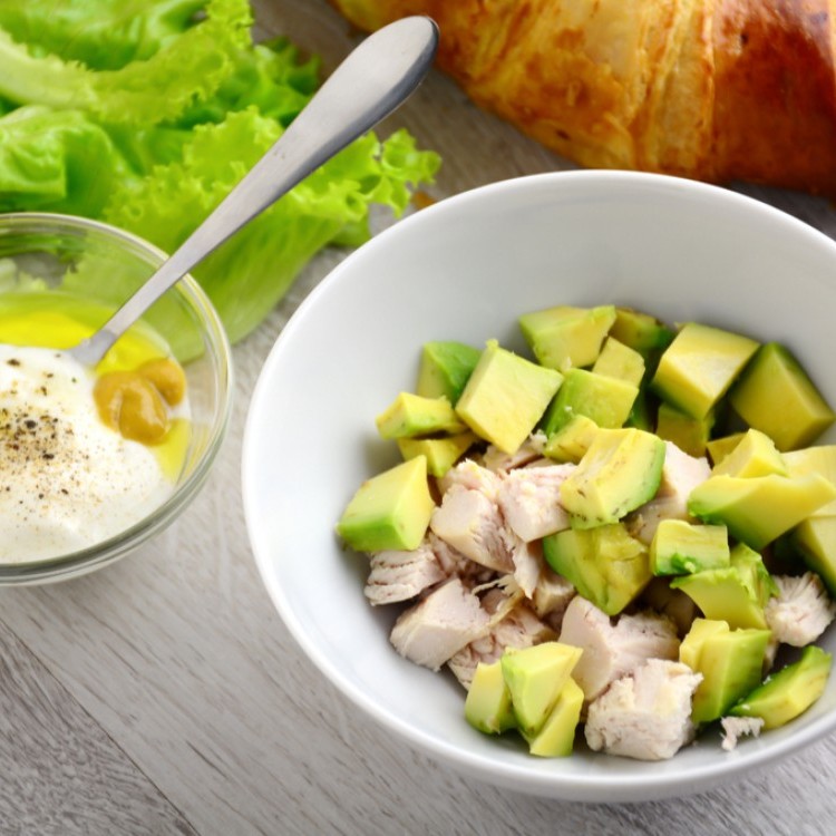 711c91495a43a9da5cf4aba9d2036cf7_w750_h750 سلطة الدجاج بالأفوكادو مع صوص الزبادي