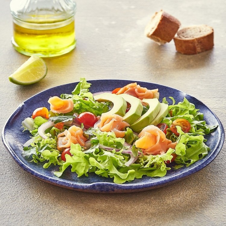 سلطة الأفوكادو مع السلمون المدخن