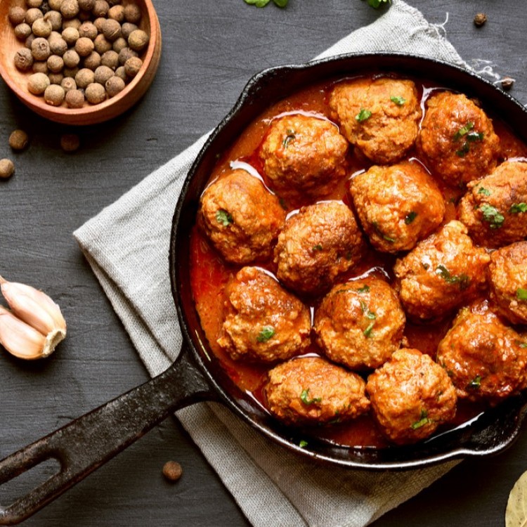 كرات الدجاج بصوص الطماطم