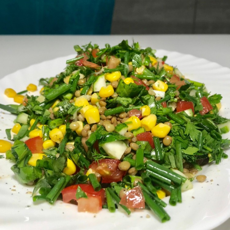 سلطة خضراء مع العدس البني والذرة