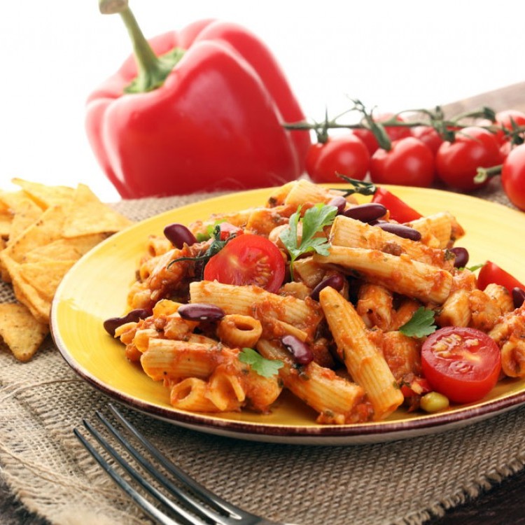 مكرونة بالطماطم والفاصوليا الحمراء
