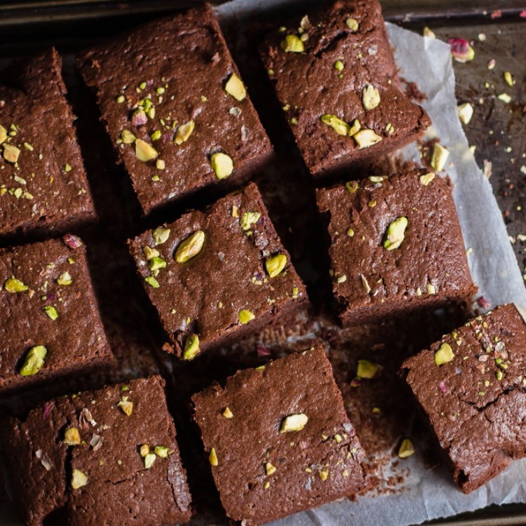 7d77e039be6c0846c4b7dc793023ed66_w750_h750 براونيز بالشوكولاتة والفستق الحلبي