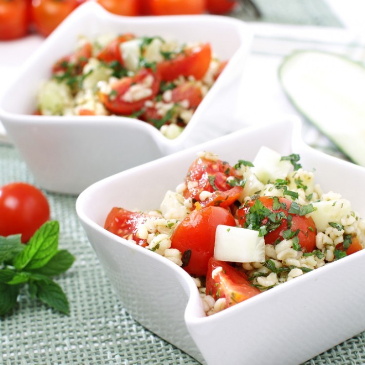 سلطة البرغل بالطماطم وجبن الحلوم