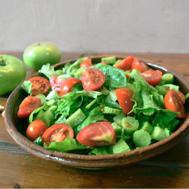 سلطة السبانخ بالتفاح الأخضر