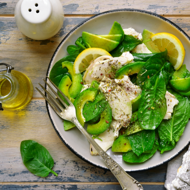 سلطة الدجاج بالسبانخ والأفوكادو
