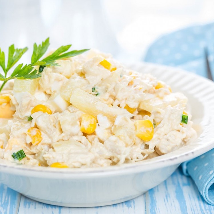 سلطة الدجاج بالذرة والمايونيز