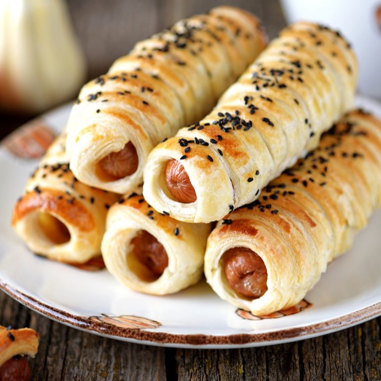 فطائر النقانق بعجينة البف باستري