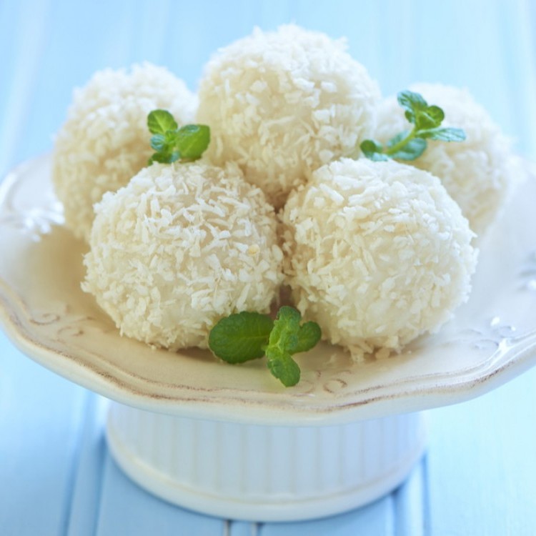 حلى كرات جوز الهند بالفرن بمكونين فقط