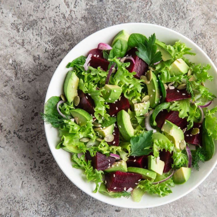 سلطة الشمندر بالأفوكادو