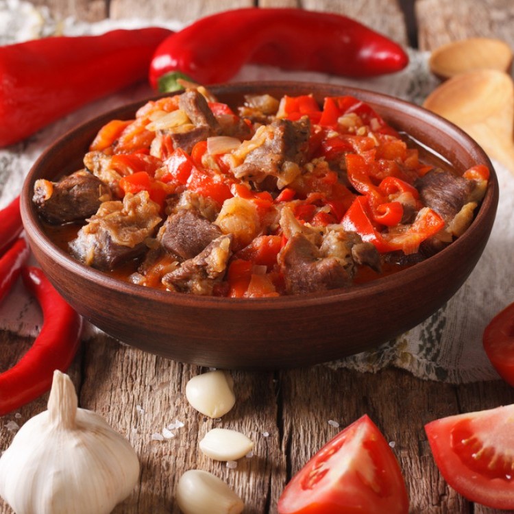95f5789b5a9243a990abdc8fd8289d1d_w750_h750 لحم الخروف المطهو بالطماطم والفلفل الأحمر