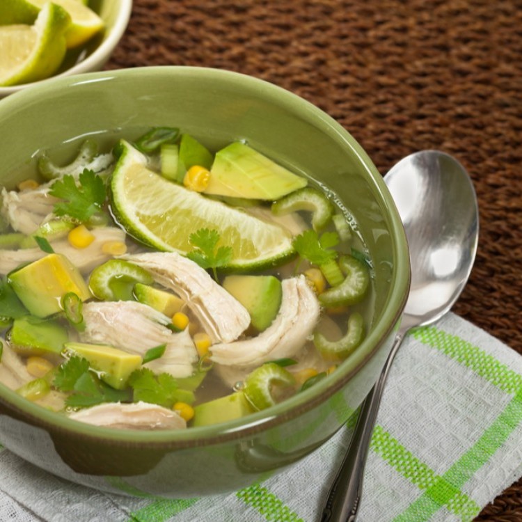 شوربة الدجاج بالأفوكادو