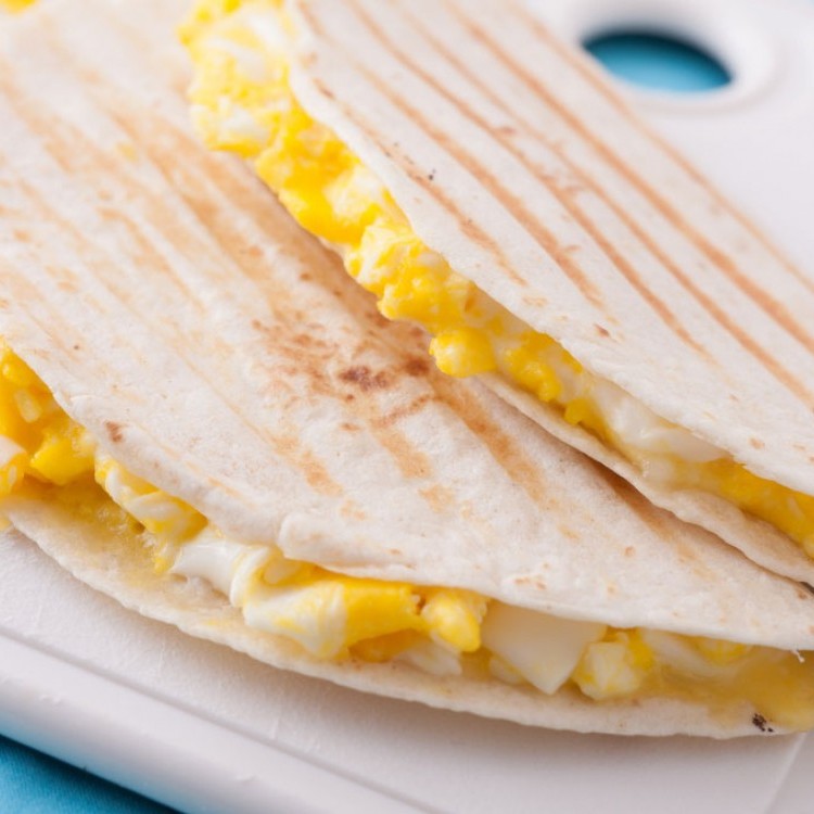 9ada7d66e7e0c0c63aa5a5ecc76f23bb_w750_h750 لفائف البيض مع جبن الفيتا للفطور