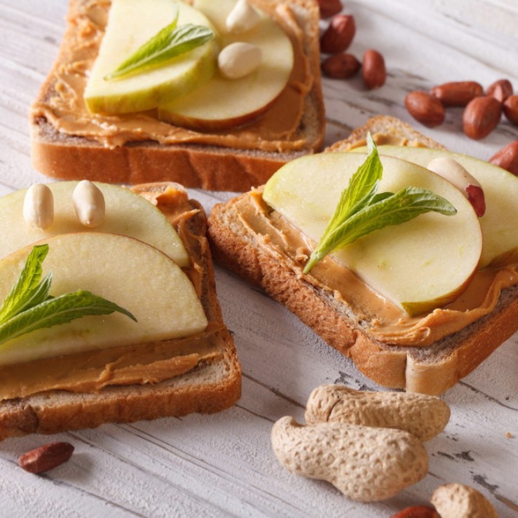 ساندويش زبدة الفول السوداني بالتفاح لموسم العودة للمدراس