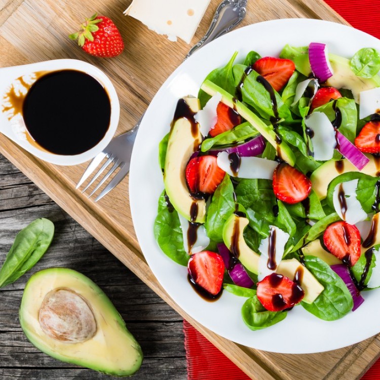 9e33de863964caa9823fac6d106e0da9_w750_h750 سلطة السبانخ بالأفوكادو والفراولة