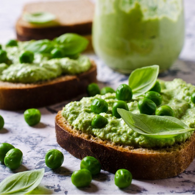 ab93363d6ef0b097d27b0ccf503e1852_w750_h750 مقبلات التوست بالبازيلا المهروسة والنعنع