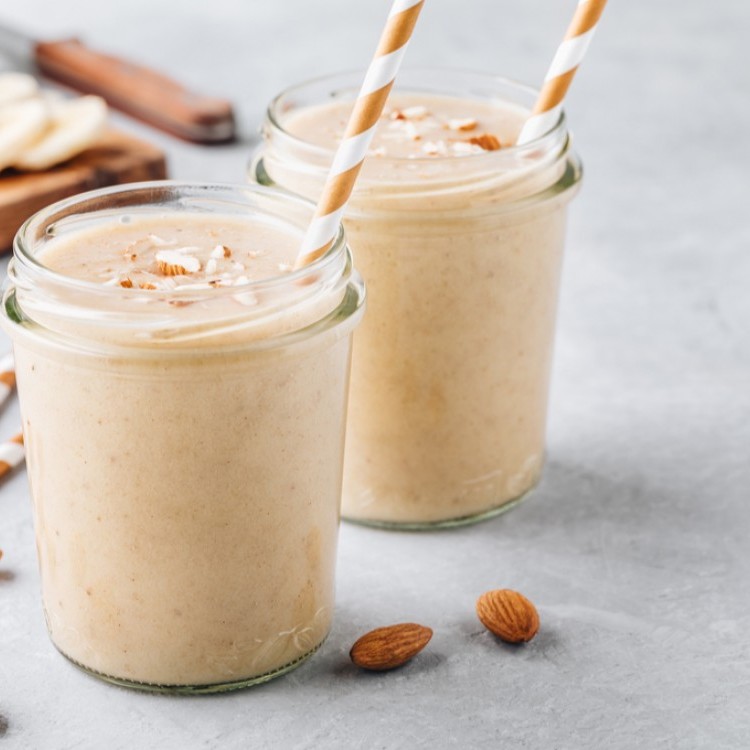 add523d346e4415b42e3b49cfcb8f0ee_w750_h750 سموذي الموز باللوز والقرفة